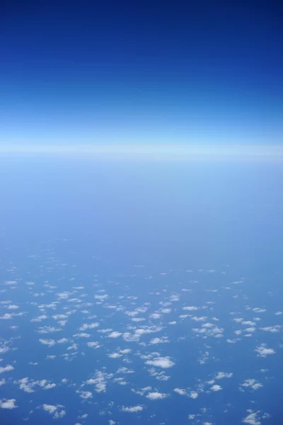 Letecký pohled na modré oblohy — Stock fotografie