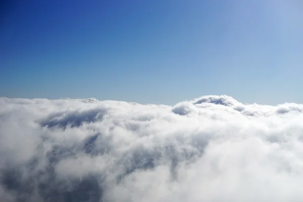 雲と青い空の空撮 — ストック写真