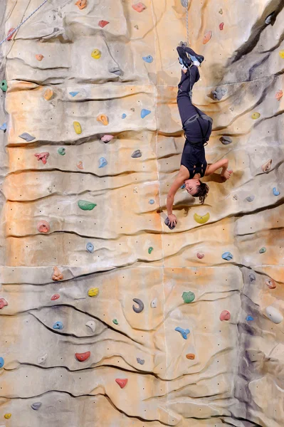 Woman on rock wall in sport centre — Stock Photo, Image