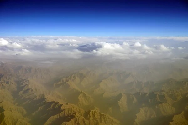 Вид с воздуха на горы — стоковое фото
