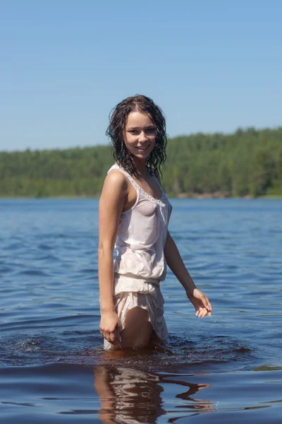 Sensuell tjej i vatten — Stockfoto