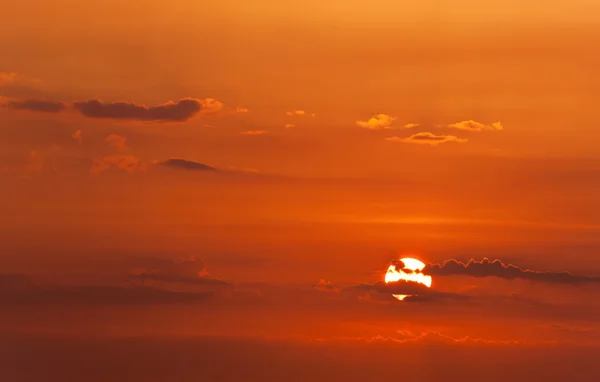 Le ciel rouge du coucher du soleil — Photo