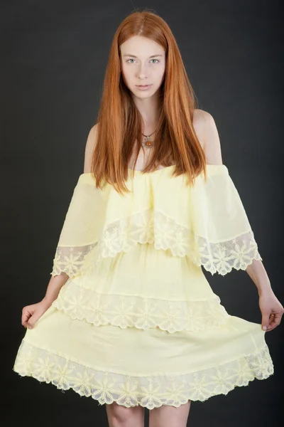Κορίτσι με κίτρινο φόρεμα — Φωτογραφία Αρχείου