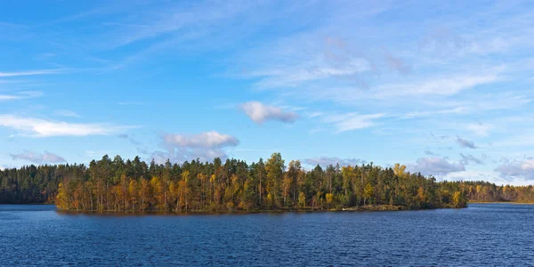 Ön på sjön trä — Stockfoto