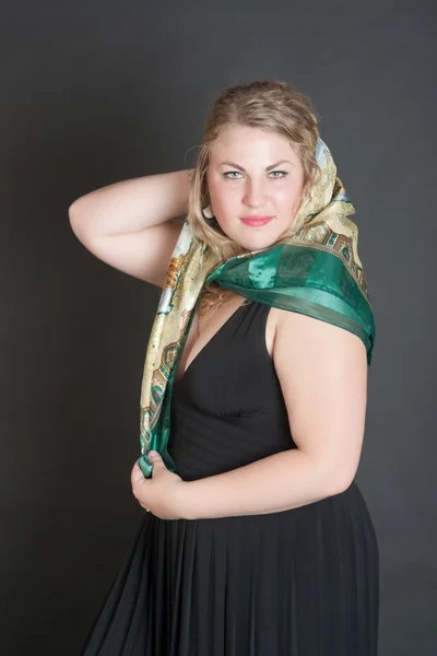 Rubia en una bufanda —  Fotos de Stock