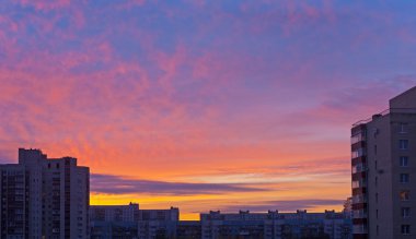 Sunrise sky üzerine çatılar