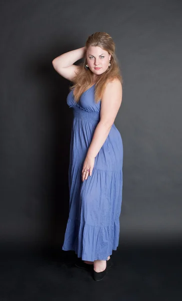 Blondin i en blå klänning — Stockfoto