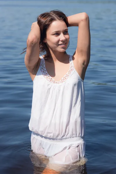 Das Mädchen gegen das Wasser — Stockfoto