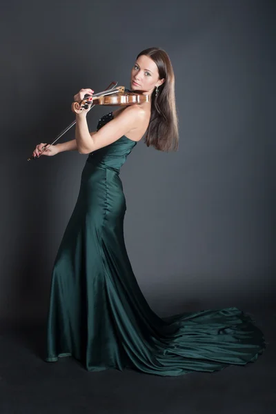 Violinist i en aftonklänning — Stockfoto