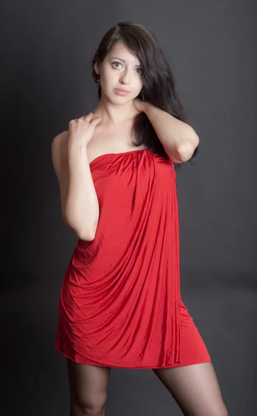 빨간 드레스를 입은 아름다운 소녀 — 스톡 사진