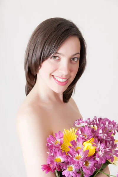 Flicka med en bukett blommor — Stockfoto