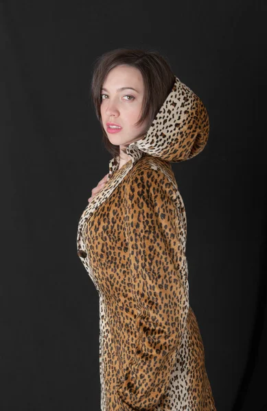 Leopar elbiseli kız — Stok fotoğraf