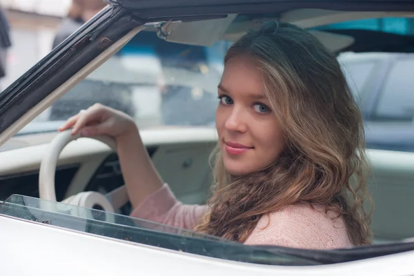 Blonde achter het stuur van een auto — Stockfoto