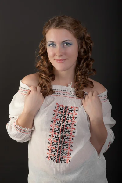 Девушка в рубашке с орнаментами — стоковое фото