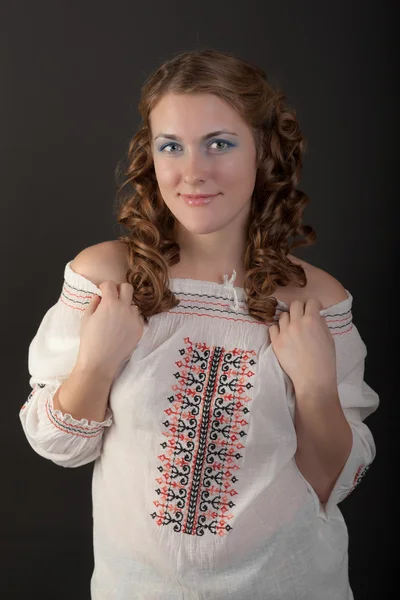 Chica en una camisa con adornos —  Fotos de Stock