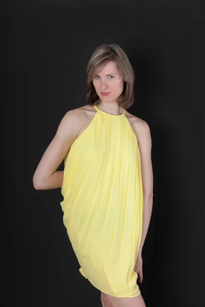 Девушка в жёлтом платье — стоковое фото
