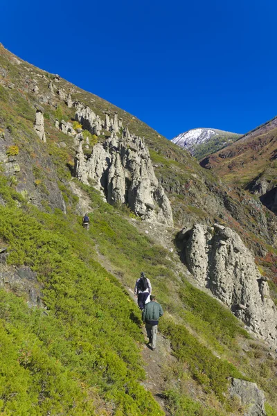 Tourists in the mountains — Stock Photo, Image