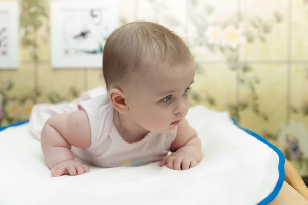 Bebê com olhos azuis — Fotografia de Stock