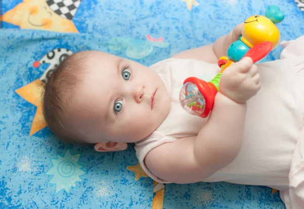 Baby met een stuk speelgoed — Stockfoto