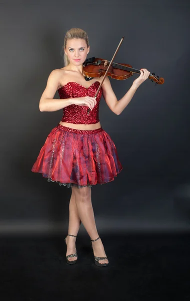 Violinist i en röd klänning — Stockfoto