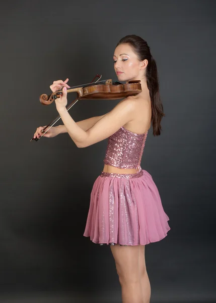 Violinist i en rosa — Stockfoto