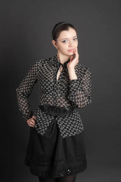 Meisje in een zwarte blouse — Stockfoto