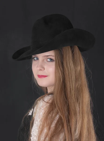 Flicka i en svart hatt — Stockfoto