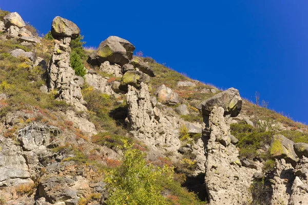 Скелі на схилі пагорба — стокове фото