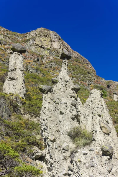 丘の中腹に岩 — ストック写真