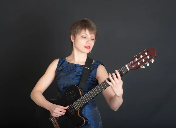 Fille avec une guitare électrique — Photo