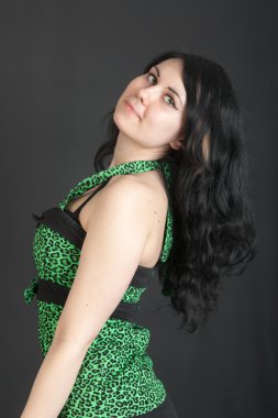 Siyah saçlı güzel kız