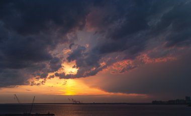 Gün batımında Fırtına Bulutları