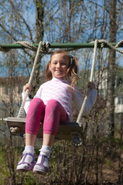 Salıncaktaki kız