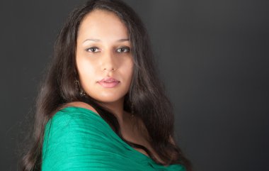 Siyah bir arkaplanda portre