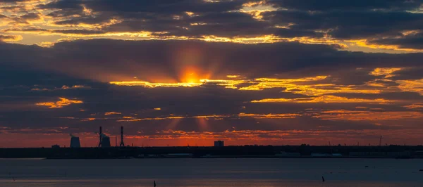 Puesta de sol sobre la bahía con el halo — Foto de Stock