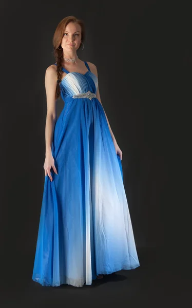 Flicka i elegant blå klänning — Stockfoto
