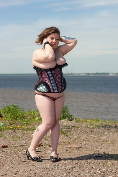 Девушка на берегу залива — стоковое фото