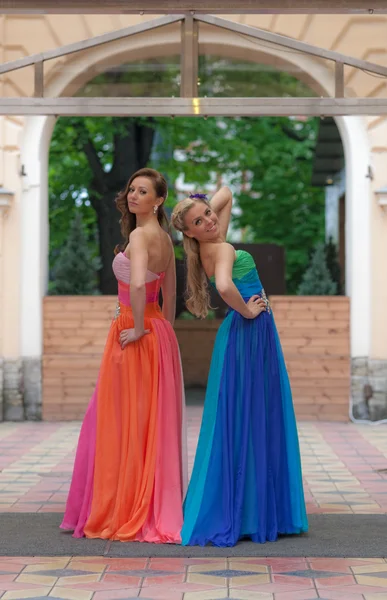 Filles en robes de soirée colorées — Photo