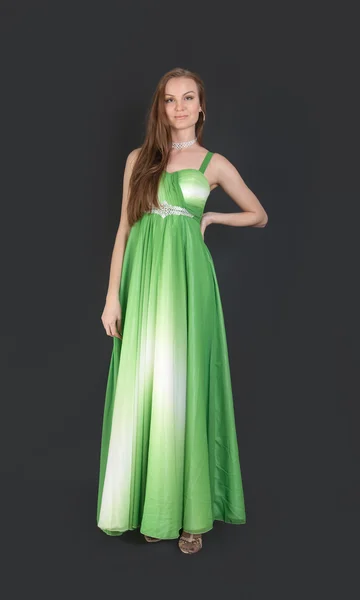 Dívka v večer zelené šaty — Stock fotografie