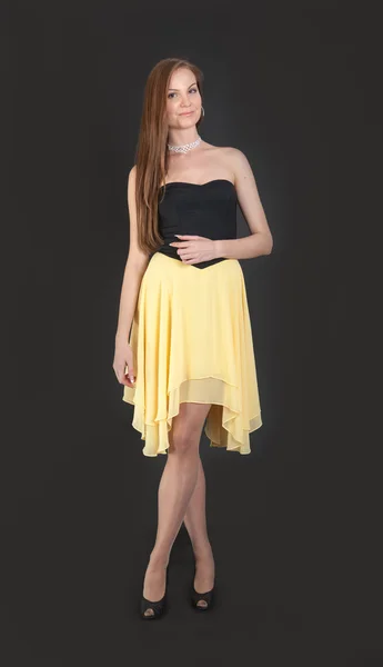 Дівчина в вечірній жовтій сукні — стокове фото