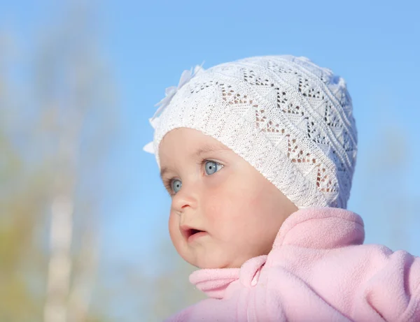 Bebé con una gorra blanca — Foto de Stock