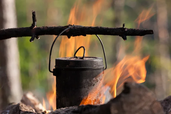 Wasserkocher auf einem Feuer — Stockfoto