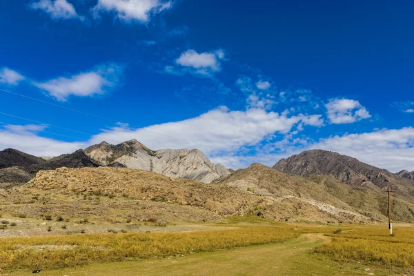 Sunny paesaggio montano — Foto Stock