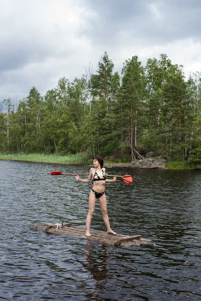 Frau auf einem Floß — Stockfoto