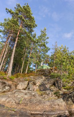 yüksek bir kayalığın üzerinde çadır