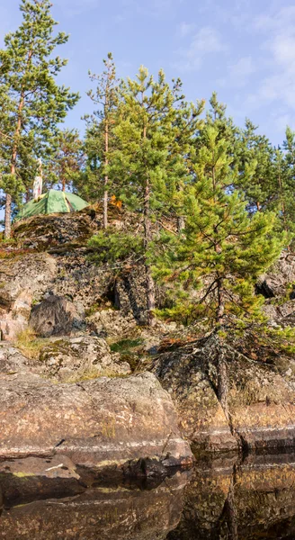 Tält på banken — Stockfoto