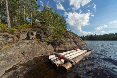 Siyahlısı sahilde kayalık turist kamp