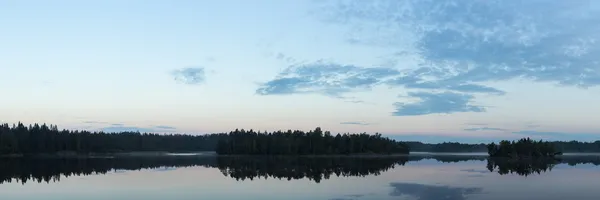 Озеро спокойствия в лесу — стоковое фото