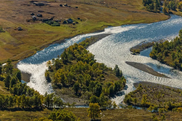 Rivière de montagne dans une vallée — Photo