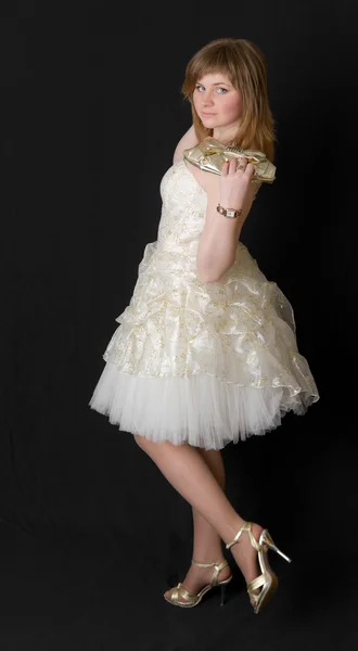 Menina em um vestido branco com bolsa — Fotografia de Stock